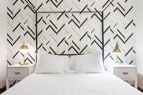 Sosuite 2BR Penthouse w W D Gym On-site Bar