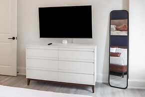 Sosuite Bay Window 1BR Apt w W/d, Desk