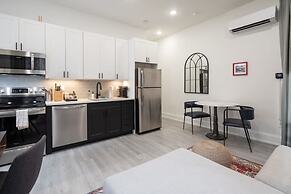 Sosuite Bay Window 1BR Apt w W/d, Desk