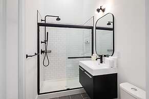 Sosuite Penthouse 1BR Apt w Arch Windows W D