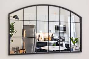 Sosuite Penthouse 1BR Apt w Arch Windows W D