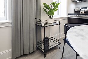 Sosuite Penthouse 1BR Apt w Arch Windows W D