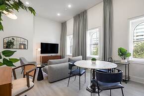 Sosuite Penthouse 1BR Apt w Arch Windows W D