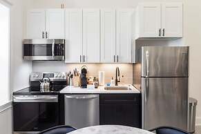 Sosuite Penthouse 1BR Apt w Arch Windows W D