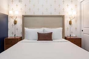 Sosuite Penthouse 1BR Apt w Arch Windows W D