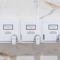 Sosuite Corner 1BR Apt w W D Desk