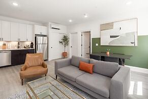 Sosuite Corner 1BR Apt w W D Desk