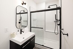 Sosuite Corner 1BR Apt w W D Desk