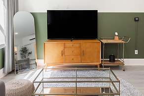 Sosuite Corner 1BR Apt w W D Desk