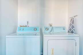 Stairway 3BR Apt w W D Ideal for Groups