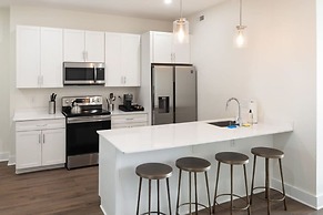 Sosuite Corner 3BR Apt w Park View, W/d, Gym