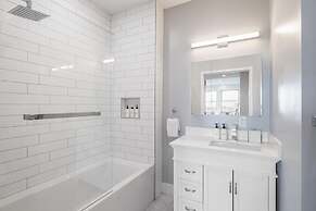 Sosuite Corner 3BR Apt w Park View, W/d, Gym