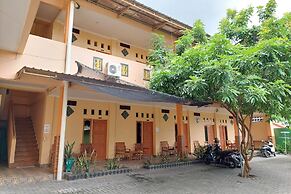 OYO 93757 Rasya Homestay Near SD Negeri 6 Mataram