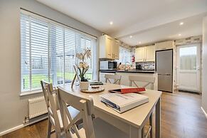 2 Bed House - Sleeps 4 - Garden - Parking - Wifi