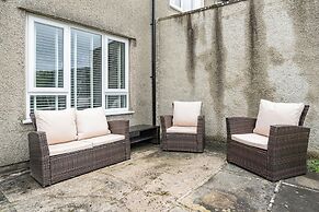 2 Bed House - Sleeps 4 - Garden - Parking - Wifi