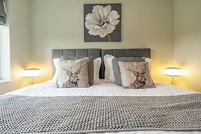 2 Bed House - Sleeps 4 - Garden - Parking - Wifi