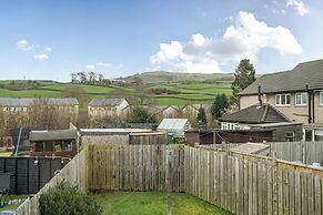 2 Bed House - Sleeps 4 - Garden - Parking - Wifi