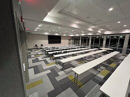 Holiday Inn Express & Suites Chicago Schaumburg by IHG