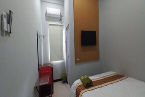 OYO 93769 Setia Budi Guest House 2