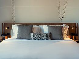 91 Athens Riviera, The Resort