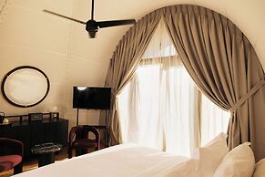 91 Athens Riviera, The Resort