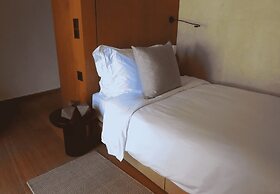 91 Athens Riviera, The Resort