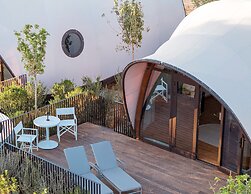 91 Athens Riviera, The Resort