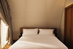 91 Athens Riviera, The Resort