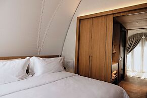 91 Athens Riviera, The Resort