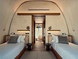 91 Athens Riviera, The Resort