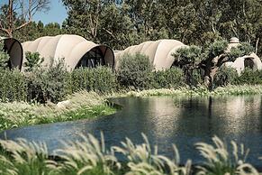 91 Athens Riviera, The Resort