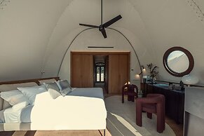 91 Athens Riviera, The Resort