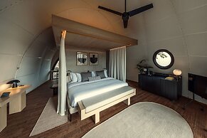 91 Athens Riviera, The Resort