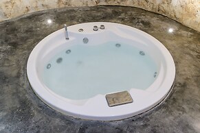 19 White Luxury Suite With Jacuzzi by Wonderful Italy