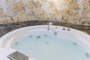 19 White Luxury Suite With Jacuzzi by Wonderful Italy