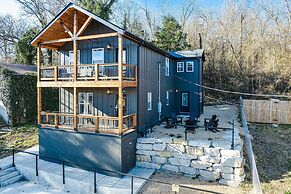 Hollister Home Across From Holiday Train Depot!