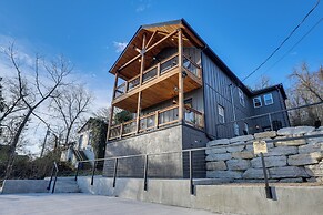 Hollister Home Across From Holiday Train Depot!