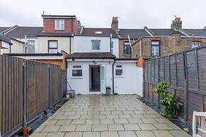 Spacious & Newly Renovated 4BD House East Ham!