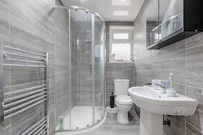 Spacious & Newly Renovated 4BD House East Ham!