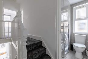 Spacious & Newly Renovated 4BD House East Ham!