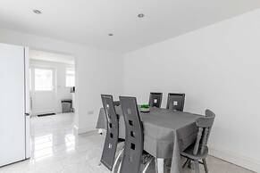 Spacious & Newly Renovated 4BD House East Ham!