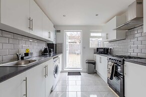 Spacious & Newly Renovated 4BD House East Ham!