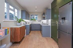 2 Bedroom Apartment - 200m From Richmond Park