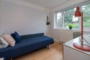 2 Bedroom Apartment - 200m From Richmond Park