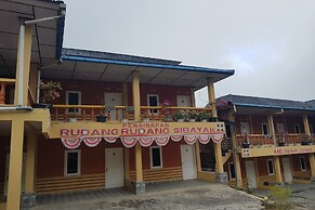 OYO 93780 Rudang Rudang Sibayak