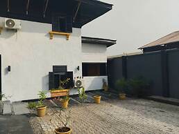 The Crib-Artist Residence