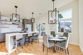 Hot Tub & Panoramic Mtn Views: Pine Retreat!
