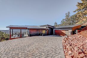 Hot Tub & Panoramic Mtn Views: Pine Retreat!