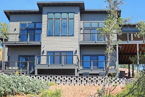 Hot Tub & Panoramic Mtn Views: Pine Retreat!