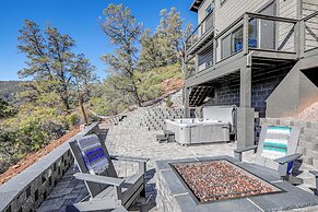 Hot Tub & Panoramic Mtn Views: Pine Retreat!